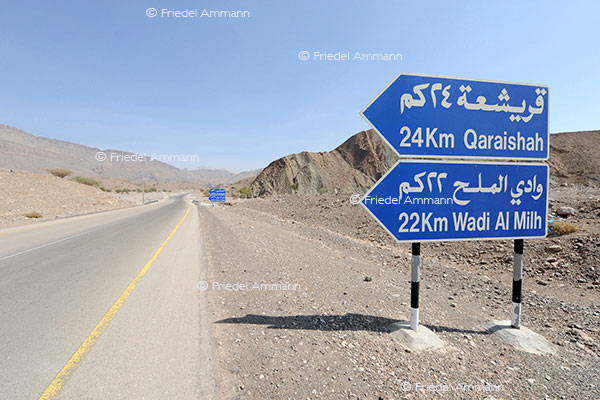 BAUTEN / MOBILITÄT - BUILDINGS / MOBILITY - Verkehrszeichen / Roadsign - Wegweiser, Oman