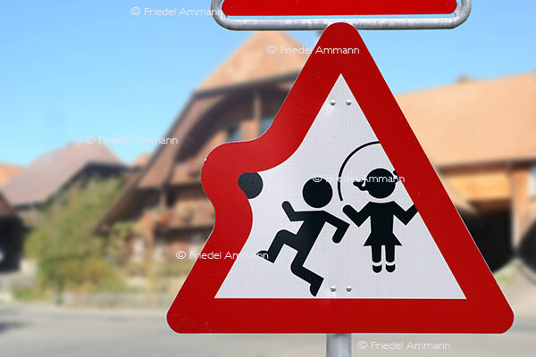 BAUTEN / MOBILITÄT - BUILDINGS / MOBILITY - Verkehrszeichen / Roadsign – Schweizer Warntafel, St Moritz