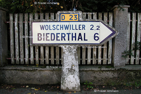 BAUTEN / MOBILITÄT - BUILDINGS / MOBILITY - Verkehrszeichen / Roadsign - Ehemalige französische Wegweisertafel aus Stein