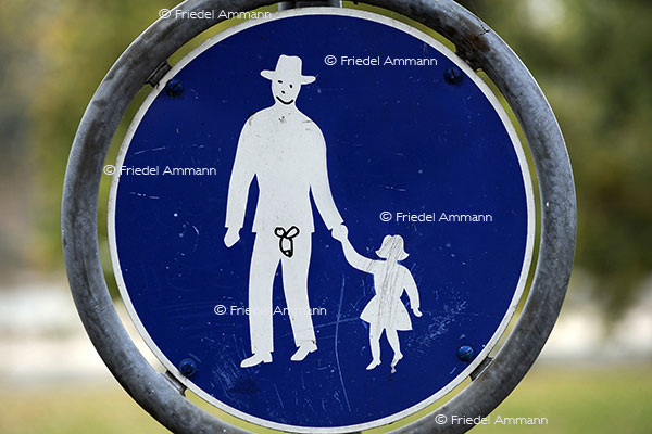 BAUTEN / MOBILITÄT - BUILDINGS / MOBILITY - Verkehrszeichen / Roadsign - Schweizer Verkehrsschild