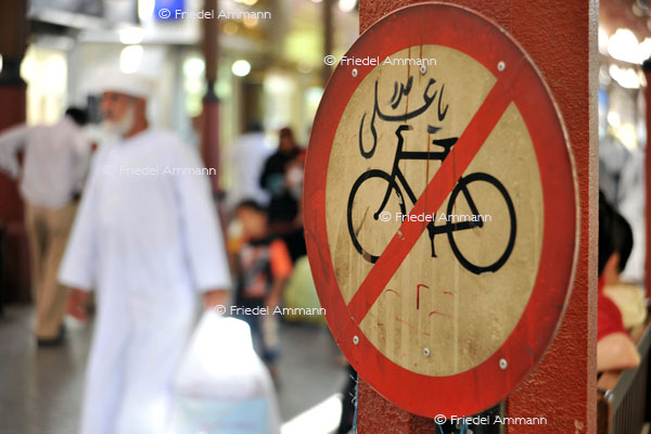 BAUTEN / MOBILITÄT - BUILDINGS / MOBILITY - Verkehrszeichen / Roadsign – Dubai