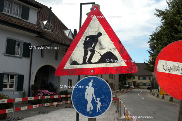 BAUTEN / MOBILITÄT - BUILDINGS / MOBILITY - Verkehrszeichen / Roadsign – Schweizer Verbotstafel