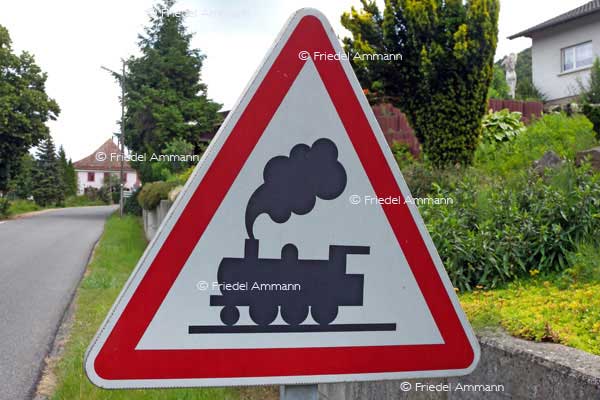 BAUTEN / MOBILITÄT - BUILDINGS / MOBILITY - Verkehrszeichen / Roadsign – France