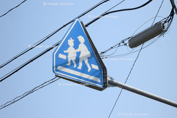 BAUTEN / MOBILITÄT - BUILDINGS / MOBILITY - Verkehrszeichen / Roadsign – Japan