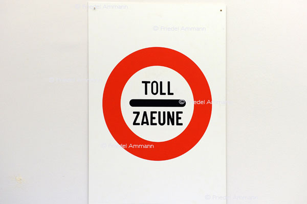 BAUTEN / MOBILITÄT - BUILDINGS / MOBILITY - Verkehrszeichen / Roadsign – Schweizer Verbotstafel