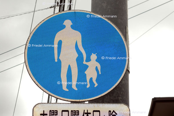BAUTEN / MOBILITÄT - BUILDINGS / MOBILITY - Verkehrszeichen / Roadsign – Japan
