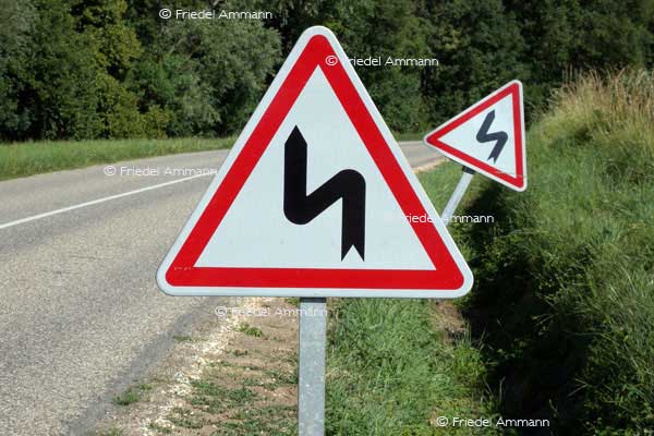 BAUTEN / MOBILITÄT - BUILDINGS / MOBILITY - Verkehrszeichen / Roadsign – France