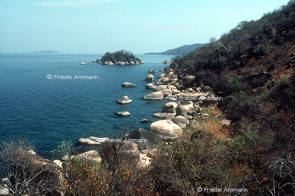 IMPRESSIONEN - Landschaften / Landscapes - Lake Malawi, Monkey Bay, Malawi