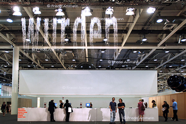 KULTUR - ART Unlimited Basel 37 2006 - Julius popp's work «bit fall» «WURDEN» (devinrent)