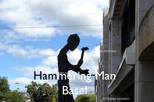 KULTUR – Denkmäler / Kunst im öffentlichen Raum – Hammering Man, Basel, Schweiz