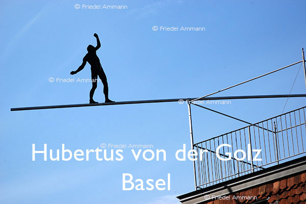 KULTUR – Denkmäler / Kunst im öffentlichen Raum – Balancefigur, Hubertus von der Golz – Basel, Schweiz