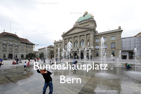 KULTUR – Denkmäler / Kunst im öffentlichen Raum – Wasserspringbrunnen, Bundeshausplatz - Bern, Schweiz