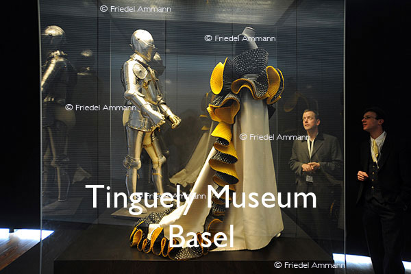 KULTUR – Tinguely Museum, Ausstellung Rüstung und Robe  – Basel, Schweiz