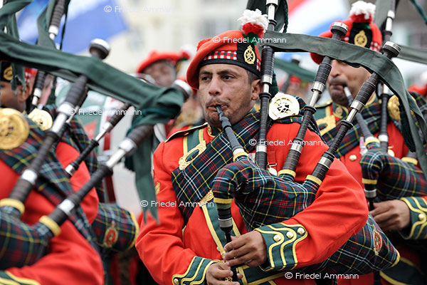 KULTUR - Basel Tattoo – Umzug durch die Stadt – The Royal Army of Oman Pipes and Drums