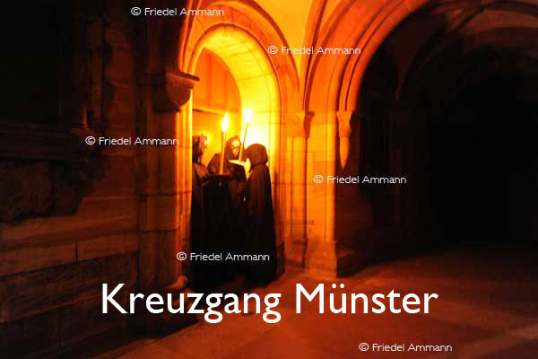 KULTUR – Ueli Jäggi liest «Die Vergänglichkeit» von J. P. Hebel, Szenische Einrichtung Maria Thorgevsky – Kreuzgang Münster, Basel