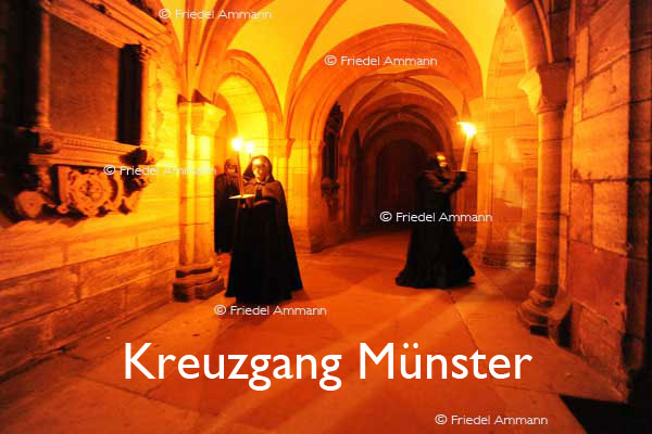 KULTUR – Ueli Jäggi liest «Die Vergänglichkeit» von J. P. Hebel, Szenische Einrichtung Maria Thorgevsky – Kreuzgang Münster, Basel 