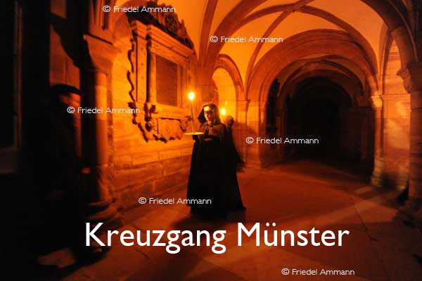 KULTUR – Ueli Jäggi liest «Die Vergänglichkeit» von J. P. Hebel, Szenische Einrichtung Maria Thorgevsky – Kreuzgang Münster, Basel 