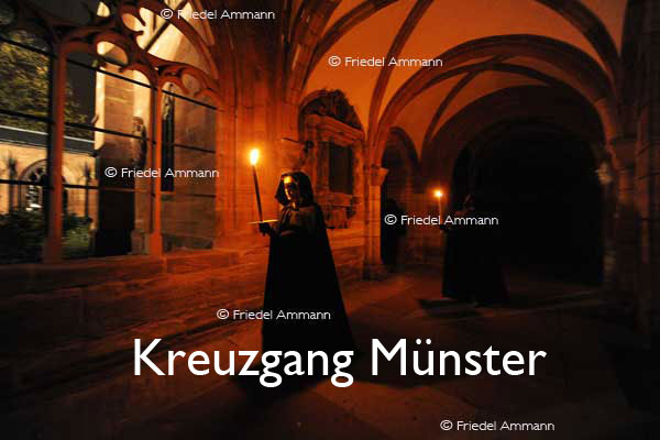 KULTUR – Ueli Jäggi liest «Die Vergänglichkeit» von J. P. Hebel, Szenische Einrichtung Maria Thorgevsky – Kreuzgang Münster, Basel 