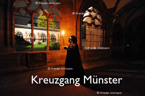 KULTUR – Ueli Jäggi liest «Die Vergänglichkeit» von J. P. Hebel, Szenische Einrichtung Maria Thorgevsky – Kreuzgang Münster, Basel 