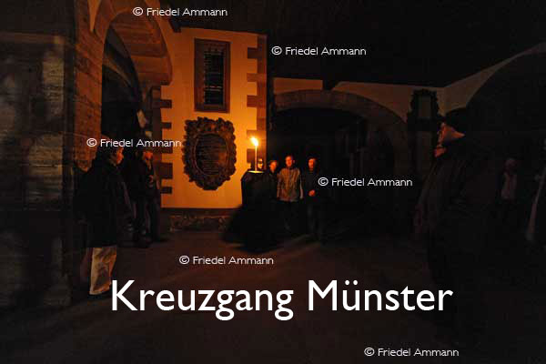 KULTUR – Ueli Jäggi liest «Die Vergänglichkeit» von J. P. Hebel, Szenische Einrichtung Maria Thorgevsky – Kreuzgang Münster, Basel 