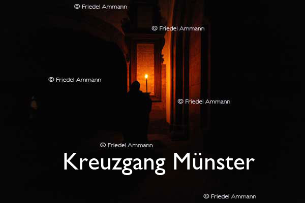 KULTUR – Ueli Jäggi liest «Die Vergänglichkeit» von J. P. Hebel, Szenische Einrichtung Maria Thorgevsky – Kreuzgang Münster, Basel 