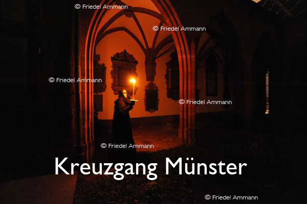 KULTUR – Ueli Jäggi liest «Die Vergänglichkeit» von J. P. Hebel, Szenische Einrichtung Maria Thorgevsky – Kreuzgang Münster, Basel 