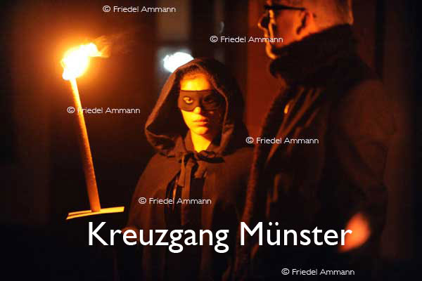 KULTUR – Ueli Jäggi liest «Die Vergänglichkeit» von J. P. Hebel, Szenische Einrichtung Maria Thorgevsky – Kreuzgang Münster, Basel