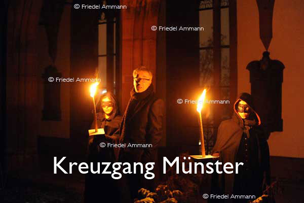 KULTUR – Ueli Jäggi liest «Die Vergänglichkeit» von J. P. Hebel, Szenische Einrichtung Maria Thorgevsky – Kreuzgang Münster, Basel 