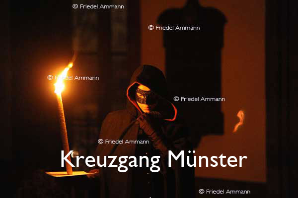 KULTUR – Ueli Jäggi liest «Die Vergänglichkeit» von J. P. Hebel, Szenische Einrichtung Maria Thorgevsky – Kreuzgang Münster, Basel 