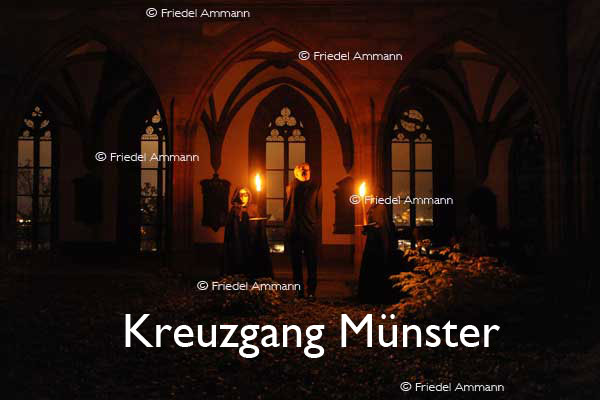 KULTUR – Ueli Jäggi liest «Die Vergänglichkeit» von J. P. Hebel, Szenische Einrichtung Maria Thorgevsky – Kreuzgang Münster, Basel 