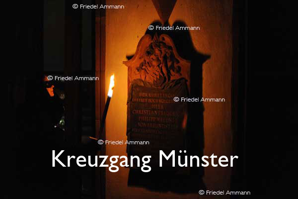 KULTUR – Ueli Jäggi liest «Die Vergänglichkeit» von J. P. Hebel, Szenische Einrichtung Maria Thorgevsky – Kreuzgang Münster, Basel 