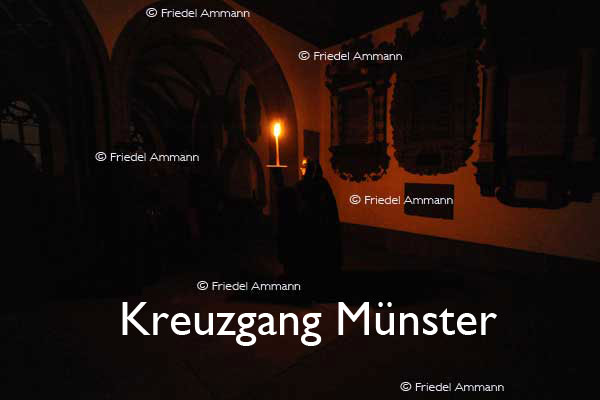 KULTUR – Ueli Jäggi liest «Die Vergänglichkeit» von J. P. Hebel, Szenische Einrichtung Maria Thorgevsky – Kreuzgang Münster, Basel 