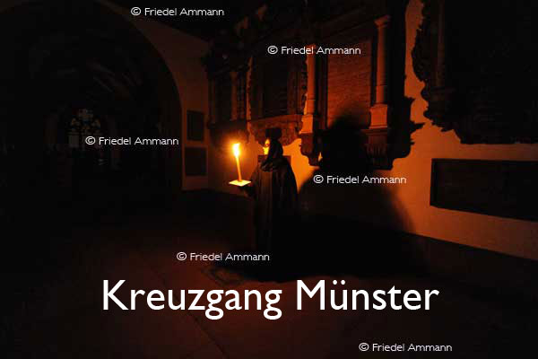 KULTUR – Ueli Jäggi liest «Die Vergänglichkeit» von J. P. Hebel, Szenische Einrichtung Maria Thorgevsky – Kreuzgang Münster, Basel 