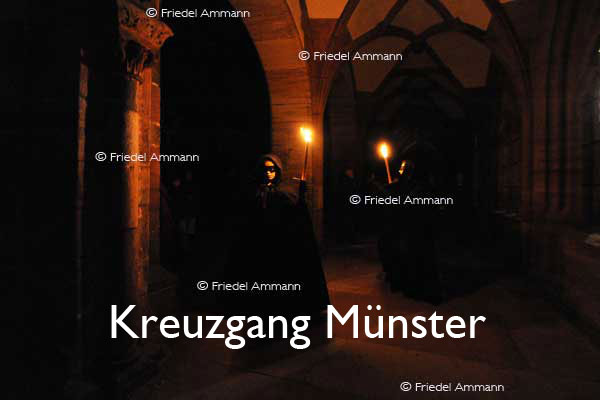 KULTUR – Ueli Jäggi liest «Die Vergänglichkeit» von J. P. Hebel, Szenische Einrichtung Maria Thorgevsky – Kreuzgang Münster, Basel 