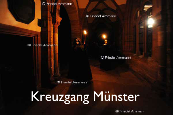 KULTUR – Ueli Jäggi liest «Die Vergänglichkeit» von J. P. Hebel, Szenische Einrichtung Maria Thorgevsky – Kreuzgang Münster, Basel 