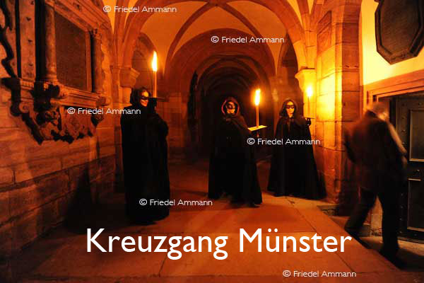 KULTUR – Ueli Jäggi liest «Die Vergänglichkeit» von J. P. Hebel, Szenische Einrichtung Maria Thorgevsky – Kreuzgang Münster, Basel 
