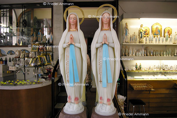 KULTUR – Christentum – Souvenierladen – Lourdes, France