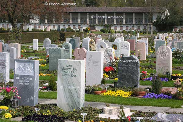 KULTUR – Christentum – Friedhof Hörnli – Basel, Schweiz