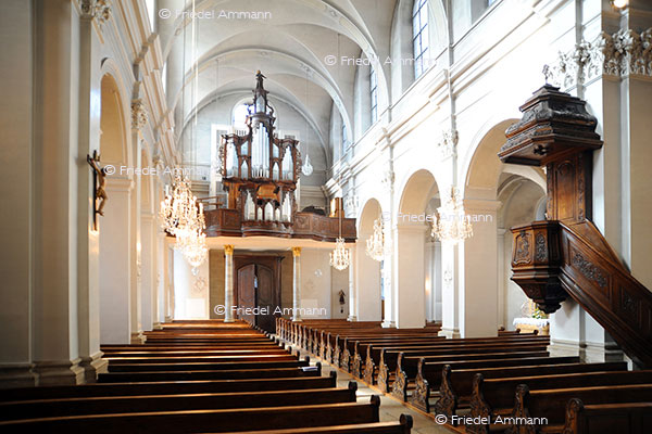 KULTUR – Christentum –Kirchenschiff mit Orgel und Kanzel