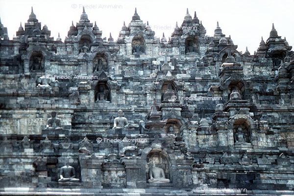 KULTUR – Buddhismus - Borobudur, Tempelanlage - Java, Indonesien 