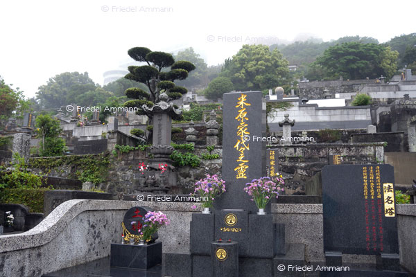 KULTUR – Buddhismus – Cemetery - Nagasaki, Japan
