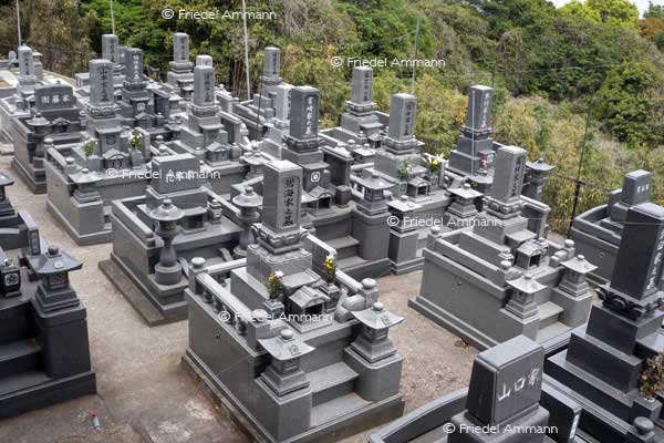 KULTUR – Buddhismus – Cemetery, Japan