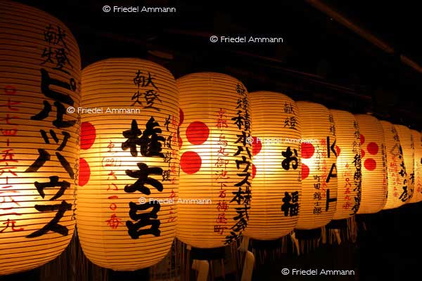 KULTUR – Buddhismus – Temple-Lanterns, Japan