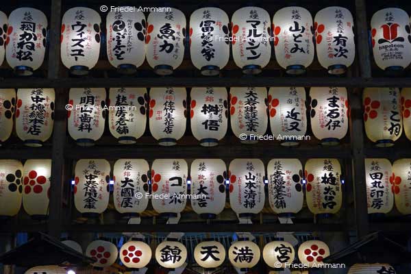 KULTUR – Buddhismus – Temple-Lanterns, Japan
