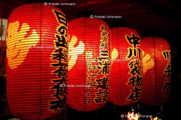 KULTUR – Buddhismus – Temple-Lanterns, Japan