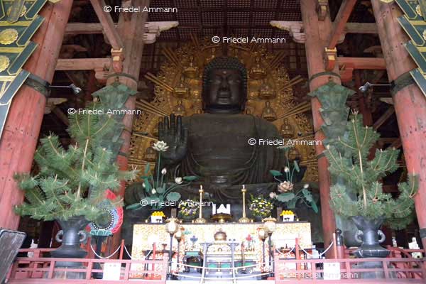 KULTUR – Buddhismus - Bronze Statue Daibutsu Buddha, Todaiji Temple - Nara, Japan