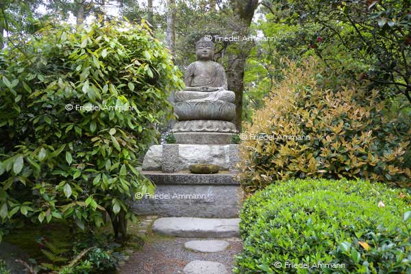 KULTUR – Buddhismus - Buddha Statue at Ryoanji Temple - Kyoto, Japan 