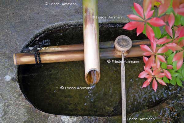 KULTUR – Buddhismus - Shrine purification fountain - Japan