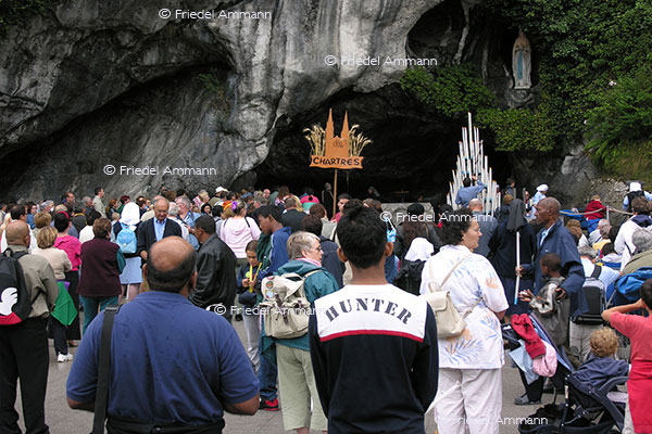 KULTUR – Spiritualität – Grotte in Lourdes, France