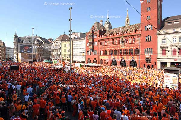 LEBEN - Gemeinsamkeit / Community - Oranje (Holländer) - Euro 08 – Marktplatz, Rathaus